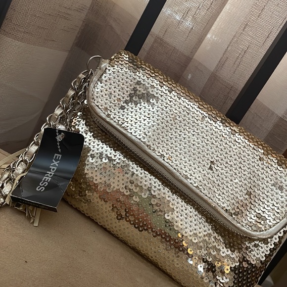 Express gold sequenced wristlet/mini evening bag, perfect for date night! Gold - Picture 1 of 6